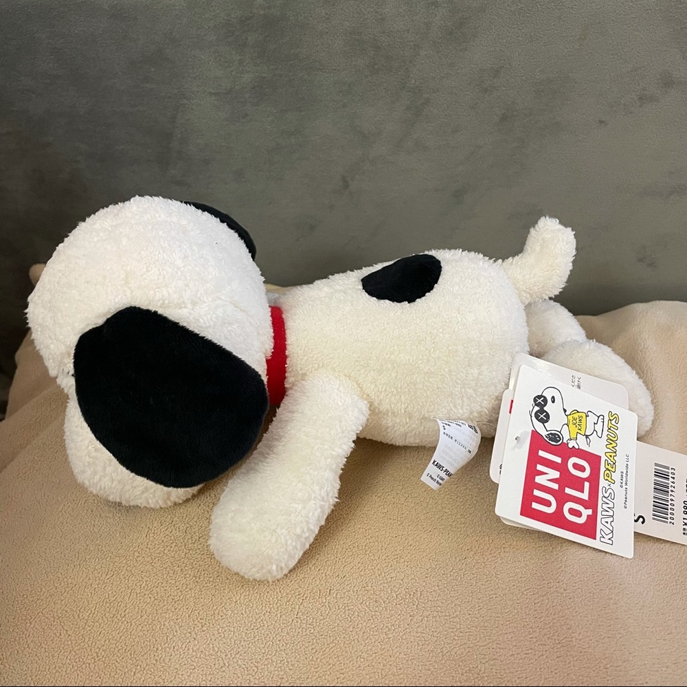 Uniqlo x Kaws x Peanuts white snoopy toy with tag